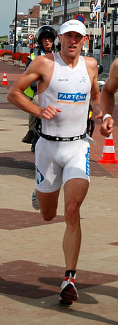 Farbfoto eines Triathleten beim Laufen