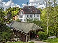 Gedeckte Holzbrücke und Schulhaus in Hofstatt