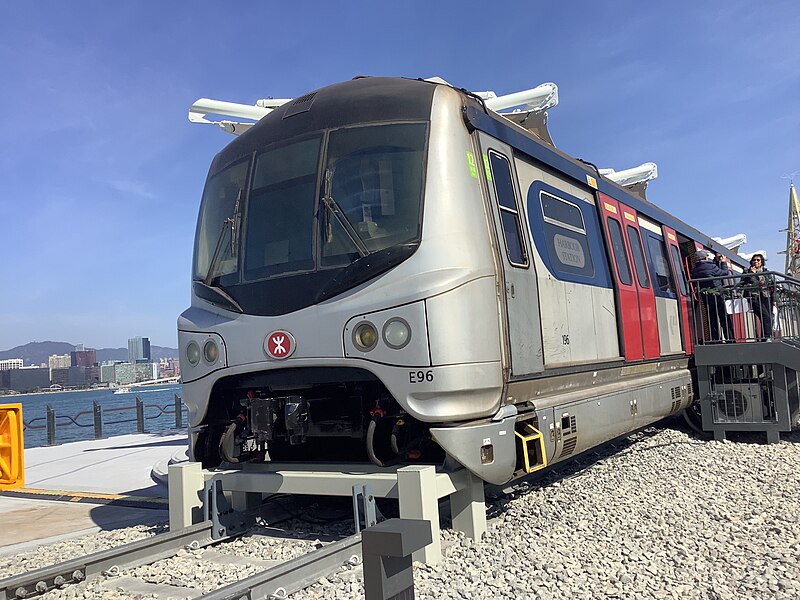 File:MLR Train at Wan Chai.jpg