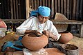 File:MUJER LAMISTA ELABORANDO UNA OLLA DE BARRO.jpg