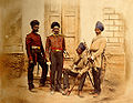 士兵在皇帝花園 (Qaisar Bagh)前，勒克瑙 (1857/8年)