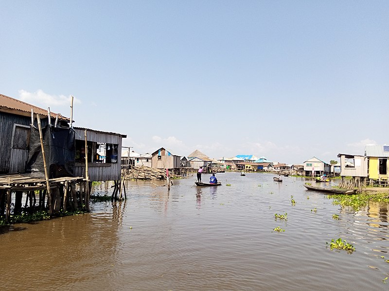 File:Maisons sur pilotis sur le fleuve Ganvié au Bénin 05.jpg