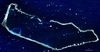 תמונת לווין של אטול מג'ורו. באי הרציף והמיושב בצפיפות שוכנת העיר מג'ורו