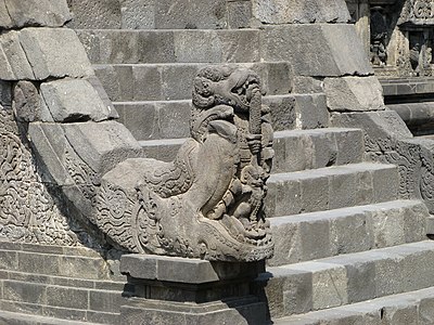 Lidah tangga di Candi Prambanan, dengan pahatan singa di belalai dan mulut makaranya, abad 9 M
