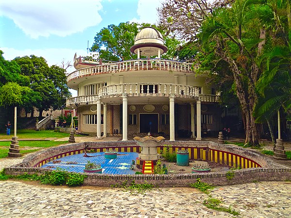 A house of Marcos Pérez Jiménez that featured fountains, a pool, an elevator, an observatory and tunnels.