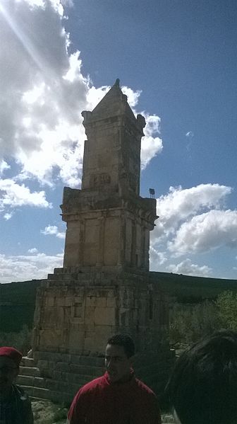 File:Mausolée libyco-punique Dougga photo 1 دڨة.jpg