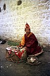 Buddhistisk tiggermunk ved Potalapalasset i Lhasa i Tibet 1993.