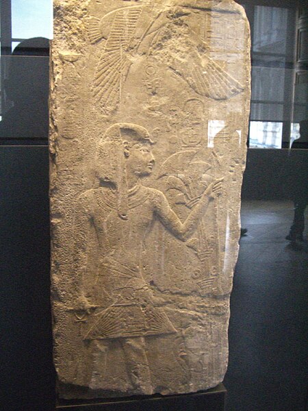 Tập_tin:Menkauhor_on_a_stele,_Louvre.jpg