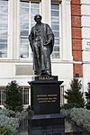Staty över Michael Faraday i London
