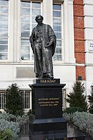Памятник Фарадею в Лондоне, Савойская площадь