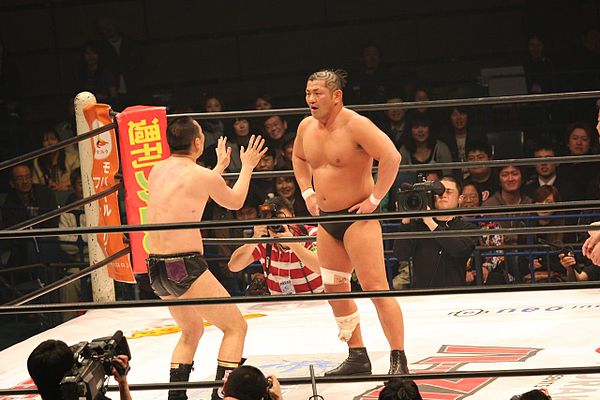 Suzuki (right) against RG (left) at a Hustle show