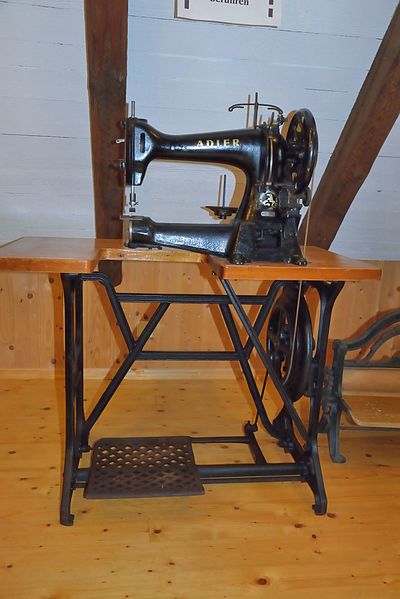 File:Molen Bockwindmühle Oppenwehe museum zakkennaaimachine.jpg