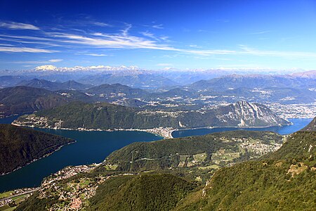 Blick auf die Halbinsel mit dem langgezogenen Bergrücken vom Monte San Salvatore bis zum Monte Arbostora.