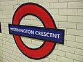 Logo londýnského metra s názvem stanice