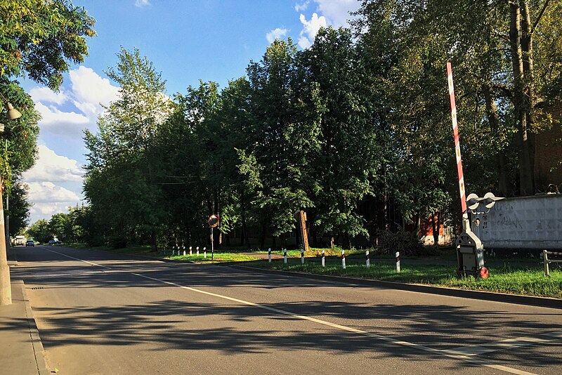 File:Moscow, Tagilskaya Street, level railroad crossing (31530459566).jpg