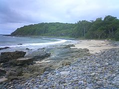 Une plage sur le sentier autour des caps du parc national de Noosa