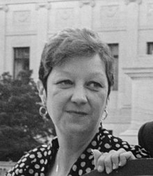 Norma McCorvey (Jane Roe) korkeimman oikeuden portailla, 1989 (rajattu).jpg