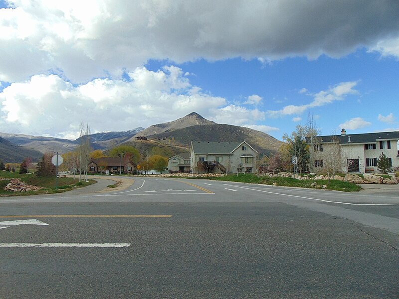 File:North along Pine Canyon Road in Midway, Utah, Apr 16.jpg