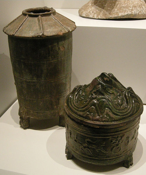 File:Nswag, tarda dinastia han dell'est, modello di un granaio e un lian hill jar, con coperchio.JPG