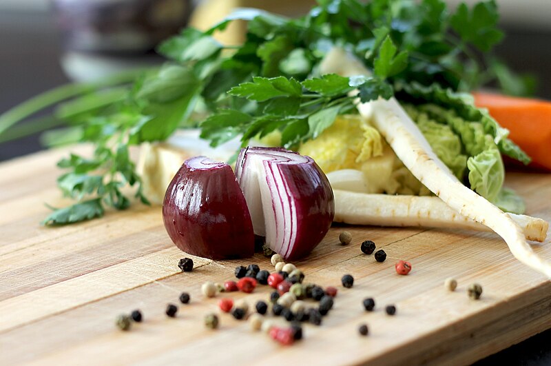 File:Onion and a group of vegetables on a cutting board.jpg