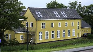 Voormalig versterkerstation van de PTT in de stijl van een Deense boerderij