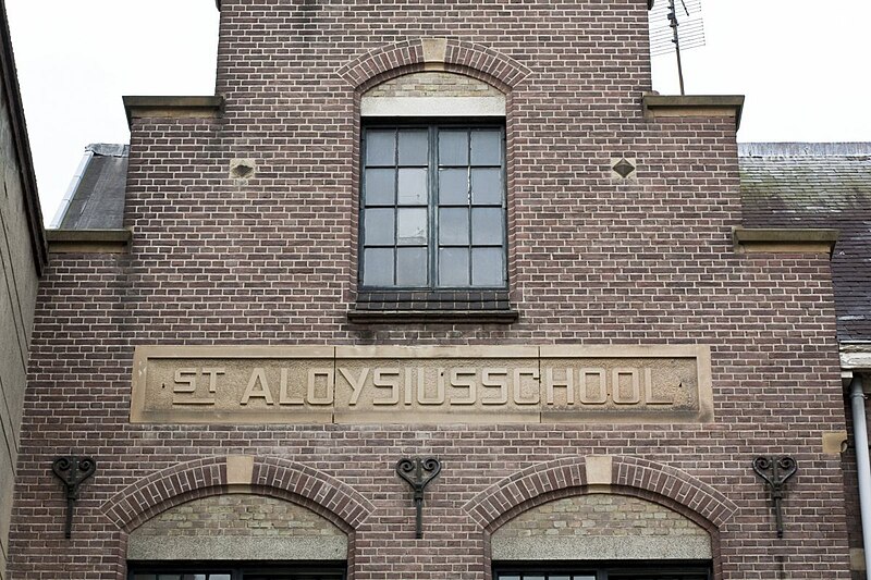 File:Overzicht van een ingemetseld zandstenen blok, net onder de topgevel, met het opschrift- "ST.ALOYSIUSSCHOOL" - Arnhem - 20531773 - RCE.jpg