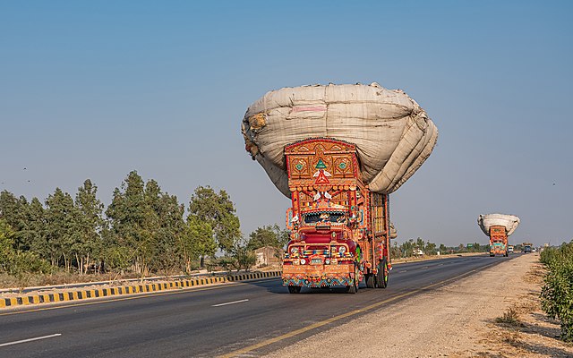 Разукрашенные грузовики в провинции Синд, Пакистан
