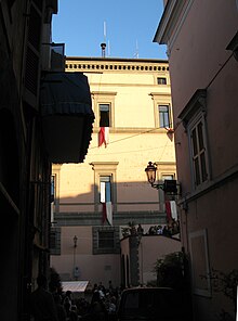 Glimpse of the facade of the building from an alley in the Castelletto district Palazzo-Colonna-dal-Castelletto.JPG