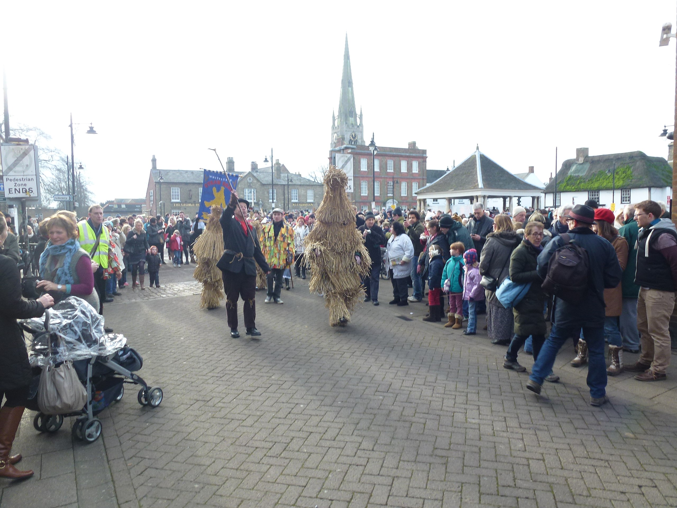 Straw bear - Wikipedia