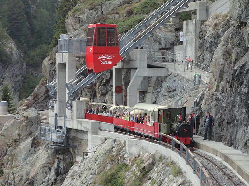 File:Parc d'Attractions du Châtelard, Schweiz. Dampflok "Liseli" mit wartender Minifunic-Kabine darüber.jpg