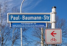 Die Hauptstraße südlich des Areals erinnert an Paul Baumann, den ersten Direktor des Werks