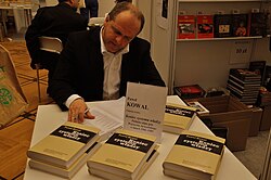 Paweł Kowal podpisujący swoją książkę Koniec systemu władzy. Polityka ekipy gen. Wojciecha Jaruzelskiego w latach 1986–1989