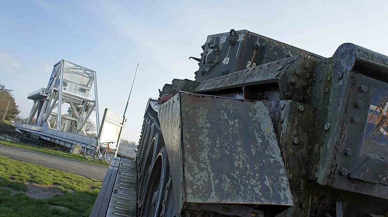 File:Pegasus Bridge défendu par un char britannique.jpg