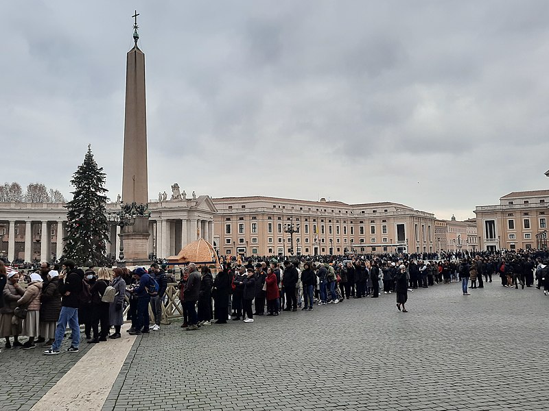 File:People are wating at Saint Peter's Square.jpg