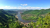 Panoramatický pohled na kopcovité České středohoří a údolí řeky Labe