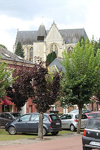 Le clocher et l'église.