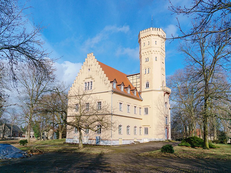 File:Pomssen Schlossstrasse Schloss.jpg