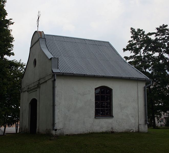 File:Puńsk stary cmentarz kaplica 03.08.2012 p.jpg