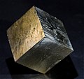 La pirite ha un abito cristallino cubico, lucentezza metallica, colore oro