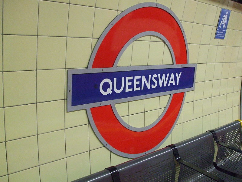 ملف:Queensway station roundel.JPG