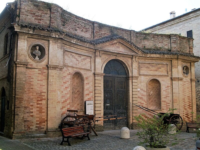 File:Recanati vecchia scuderia.jpg