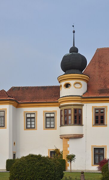 File:Reichersberg Stift Hof 7.jpg