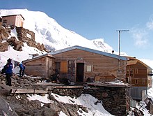 L'ancien refuge de Tête Rousse en 2004 avec, en arrière plan, le nouveau refuge en construction