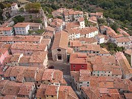 Roccalbegna, église des saints pierre et paul, vue de la rocca.jpg