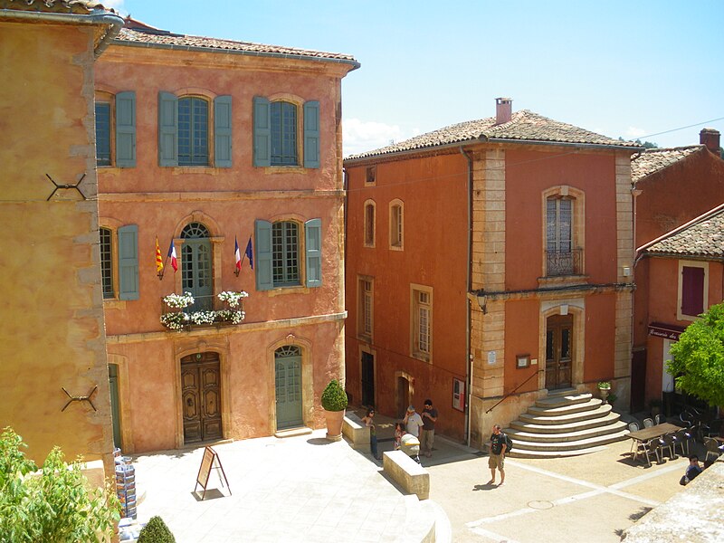 File:Roussillon - Mairie.JPG