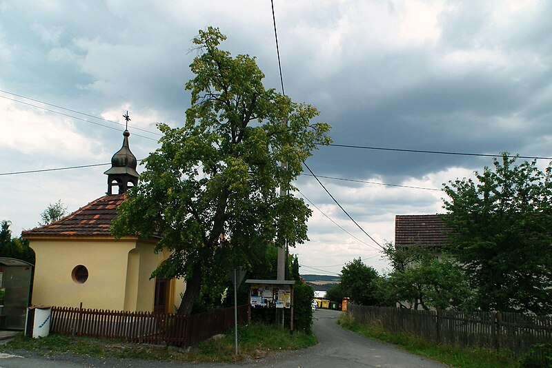 File:Rymaně chapel.jpg