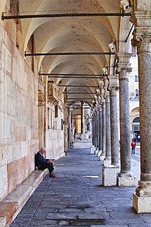 Cremona, i portici della Cattedrale di Santa Maria Assunta (il Duomo).