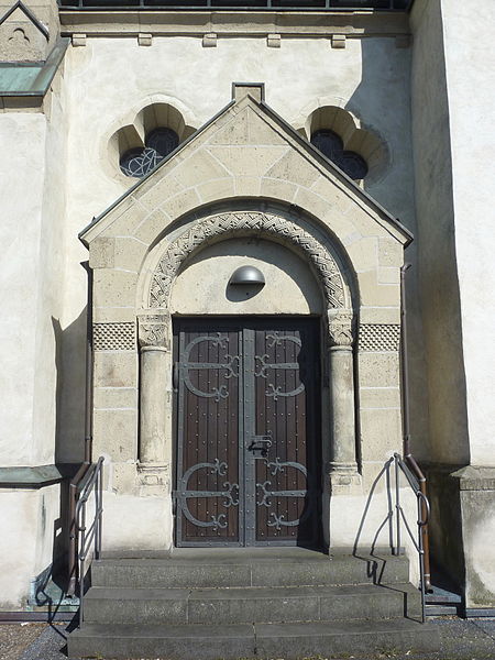 File:SI Michaeliskirche Nebenportal.jpg