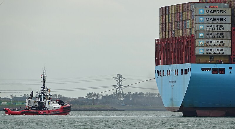 File:SMIT PANTHER & MARCHEN MAERSK (37638353921).jpg