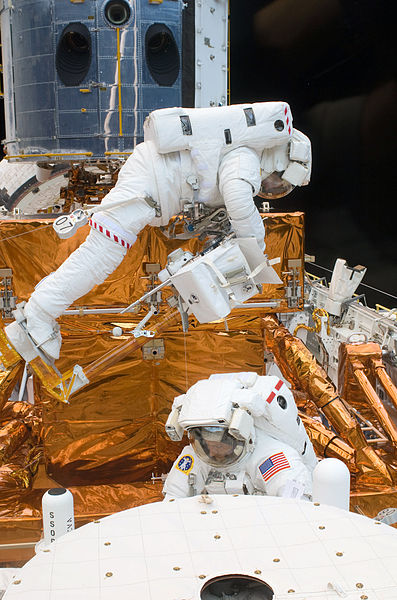 File:STS-125 EVA2.jpg